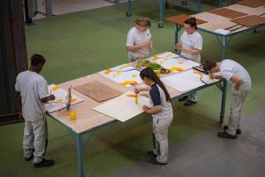leerlingen aan het werk in de opleiding decor in een school voor stedelijk secundair onderwijs